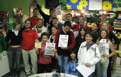 Gruppenfoto mit den glücklichen Gewinnern und Teilnehmern