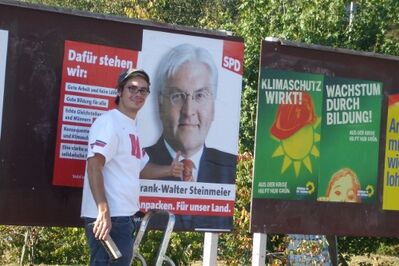 Paul Haas präsentiert stolz sein Werk